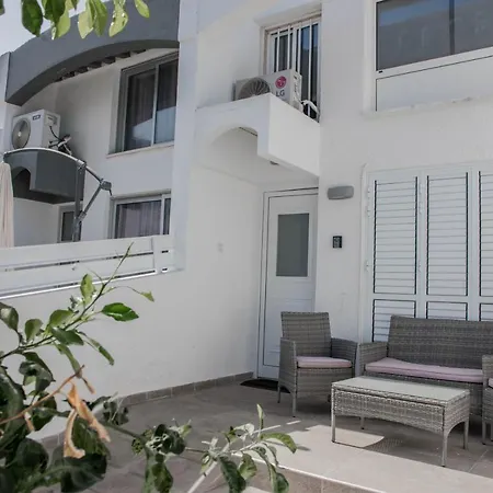 アパート Amazing Maisonette Next To Harbour Of Cy パ フォス